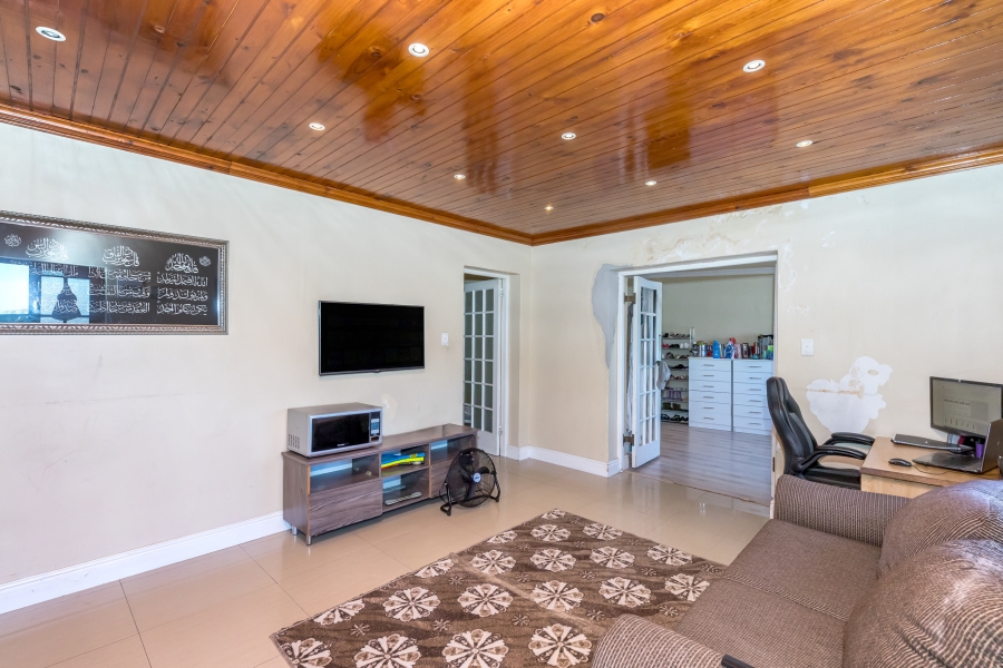 8 Bedroom Property for Sale in Walmer Estate Western Cape